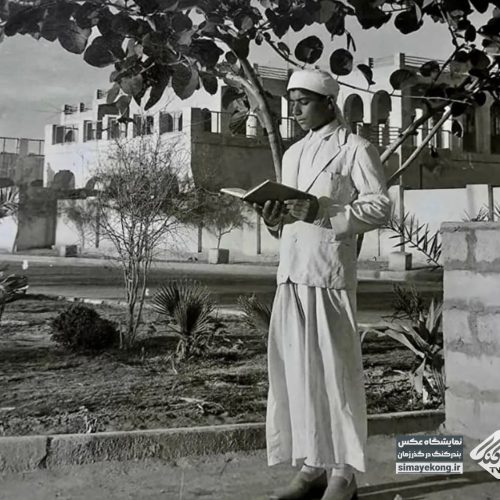 خواندن کتاب دانش آموز در مدرسه دینی